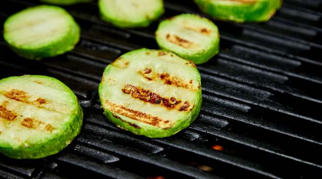 Gegrillte Zucchini auf einem Gasgrill