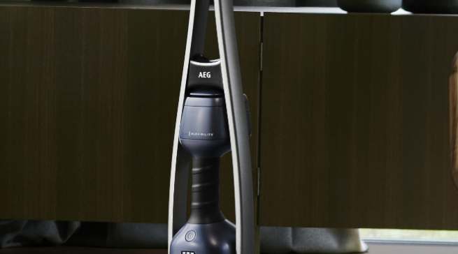 Mit der freistehenden Parkfunktion lässt sich der QX9 jederzeit und überall abstellen.