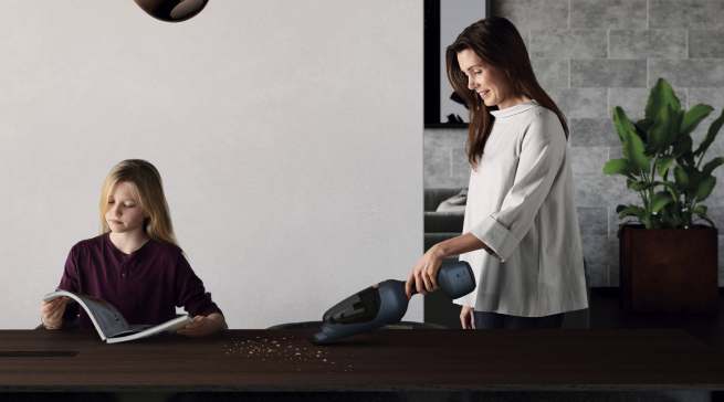 Der integrierte Akkusauger ist leicht aus dem Aluminiumrahmen entnehmbar. Damit sind auch Krümel auf dem Tisch schnell entfernt.