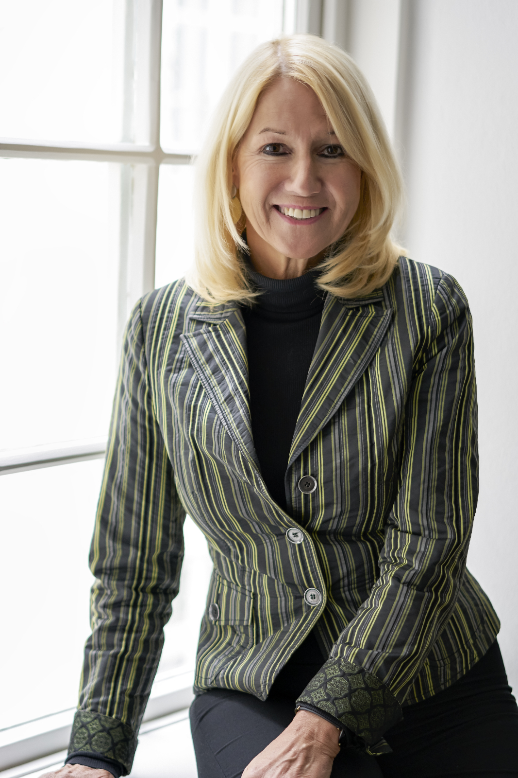 Die Psychologin Dr. Brigitte Bösenkopf ist Mitgründerin des Stresscenters in Wien. Sie beschäftigt sich seit Jahren mit der Frage, wie es Menschen trotz beruflichem und privatem Stress gelingt, gesund zu bleiben und die Lebensfreude nicht zu verlieren. Als langjährige Leiterin der Arbeitsgemeinschaft für Präventivpsychologie in Österreich hat sie vielen Menschen geholfen, ihre Resilienz zu stärken und Belastungen als positive Herausforderung zu bewältigen.