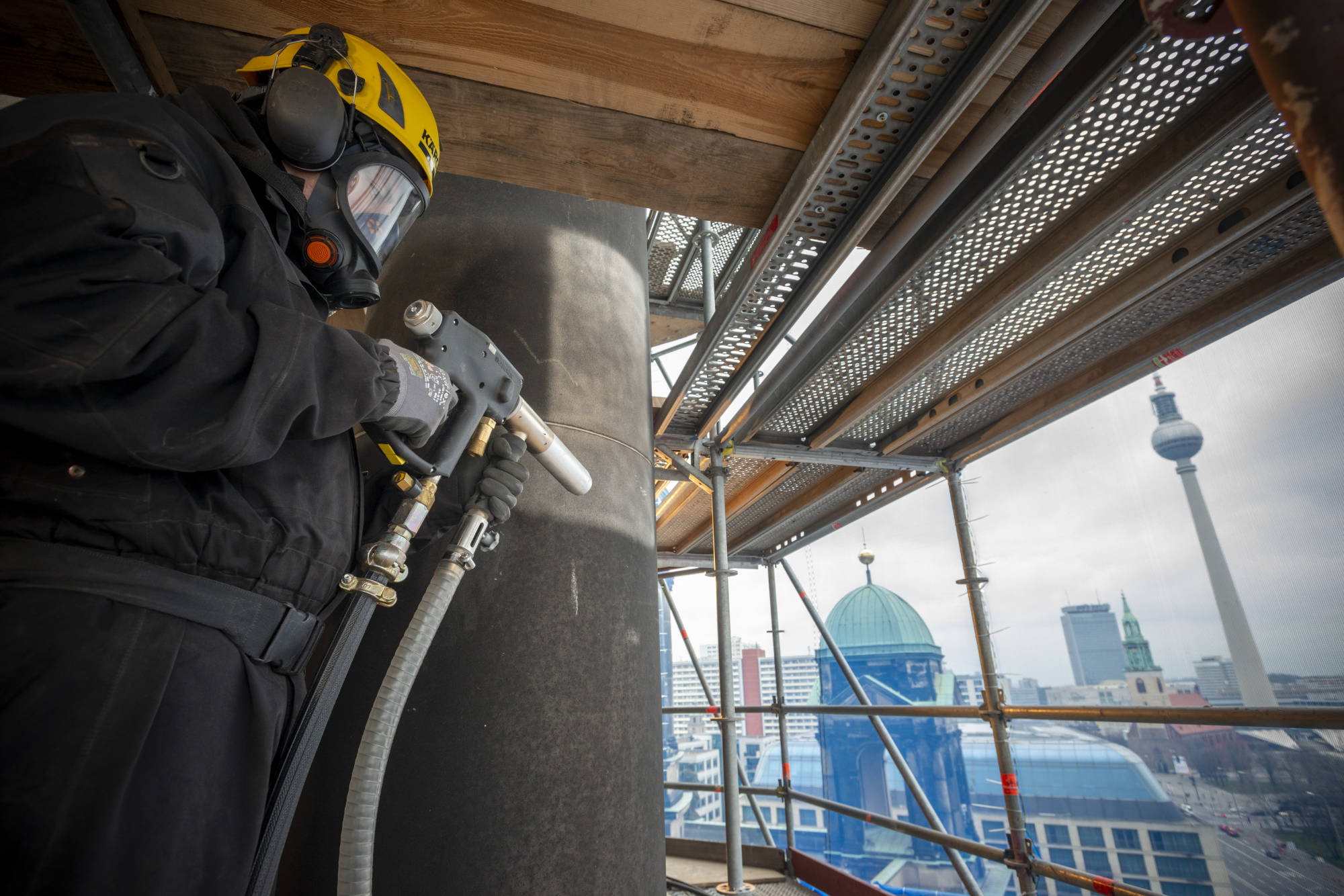 Der Dom in Berlin wird mit einem Niederdruck-Partikelstrahlverfahren gereinigt.