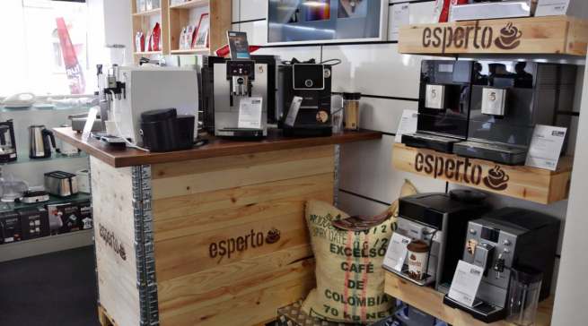 „esperto“ passt auch in kleinere Läden, hier bei „Wir lieben Technik“, ein Fachhandelsgeschäft im Kölner Süden.