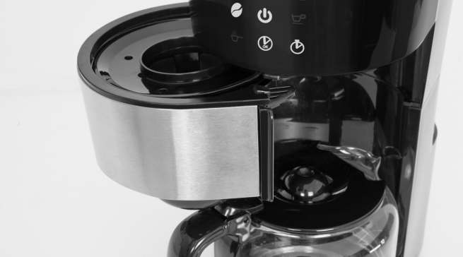 Die Startzeit der Kaffeemaschine lässt sich mit Hilfe einer LED-Uhr vorprogrammieren.