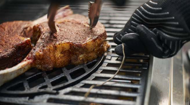 Eine gute Grillzange und ein Temperaturfühler gehören zum wichtigsten Werkzeug beim Grillen.