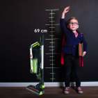 Mit gerade einmal 69 cm Höhe ist der kabellose Hover ein Zwerg nach getaner Arbeit, der sich überall mühelos verstauen lässt.
