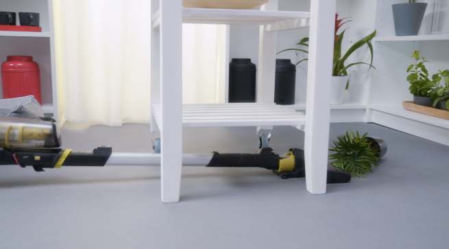 Der H-Free 500 von Hoover kommt mühelos unter Möbelstücke.