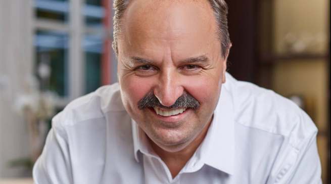 „Im Garten in der Sonne stehen und grillen – das ist Entspannung pur und macht mich glücklich“, sagt Johann Lafer. Foto: Lukas Jahn