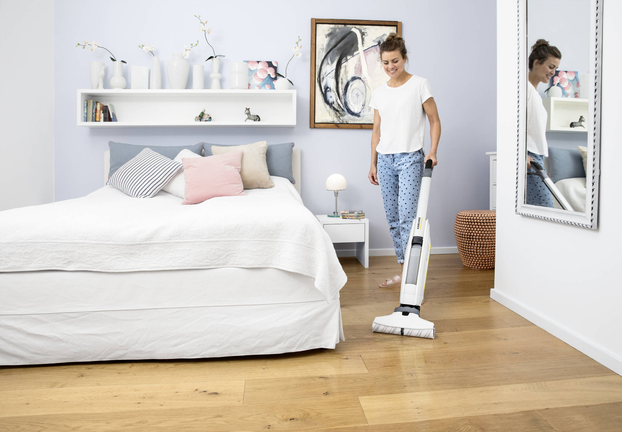 Die Besonderheit des Hartbodenreinigers sind zwei rotierende Mikrofaserwalzen, die kontinuierlich mit Wasser und einer Reinigungsmittellösung versorgt werden.