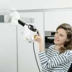 Ob in Badezimmer oder Küche: Bei richtiger Anwendung beseitigen Dampfreiniger 99,999 % der behüllten Viren, wie Corona- oder Influenzaviren, und 99,99 % der haushaltsüblichen Bakterien auf Hartflächen. (Fotos: Kärcher)