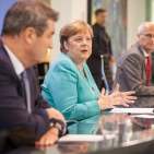 Bundeskanzlerin Angela Merkel berichtete gestern gemeinsam mit Bayerns Ministerpräsidenten Markus Söder (l.) und Hamburgs Erstem Bürgermeister Peter Tschentscher (2.v.r.) über die Bund-Länder-Beratung. Fotos: Bundesregierung/Münch