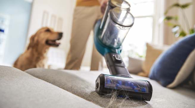 Dank integrierter Tierhaarbürste geht es auch hartnäckigen Tierhaaren an den Kragen.