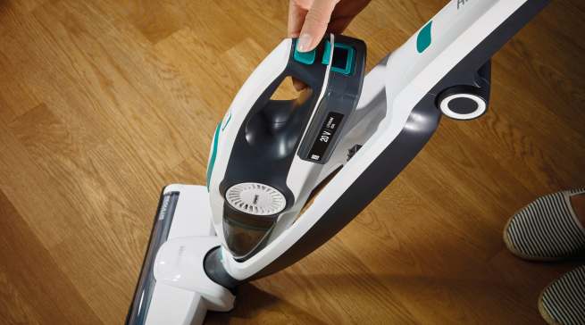 Mit dem Handgerät des Akku-Saugers und den passenden Aufsätzen werden Möbel und Polster bequem von Staub, Krümeln oder Tierhaaren befreit.