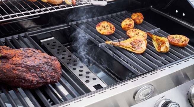 Massive Grillroste aus Gusseisen, beleuchtete Drehknöpfe, Deckel mit Glaseinsatz und Deckelthermometer machen das Grillen mit Rösle zum Vergnügen.