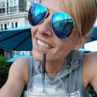 Ohne Kaffee geht es nicht: Laura Schwarz mit einem Eiskaffee in Thailand…