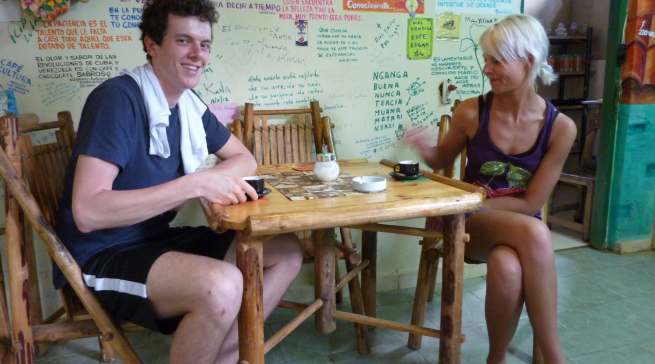 … zusammen mit ihrem Bruder in einem Cafe auf Kuba … 