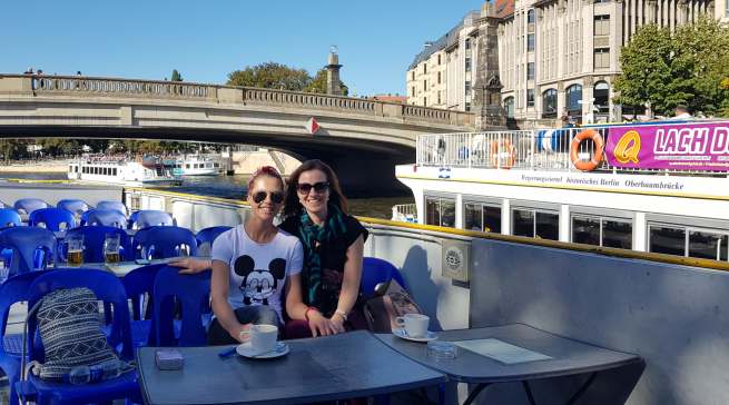 … mit ihrer Freundin auf der Spree in Berlin …
