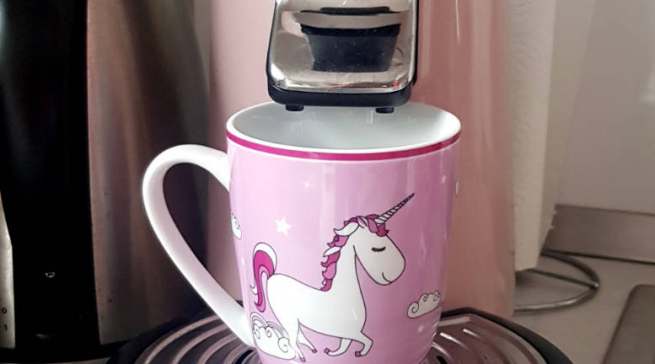 Urlaubsfeeling pur: ein Barraquito, die spanische Kaffeespezialität aus Espresso, Kondensmilch, aufgeschäumter Milch, Likör und Zitronenschale.