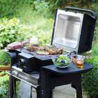 Die Ausstattung des „Sevo“ mit Grillwagen inklusive Ablageflächen sowie einem zweiteiligen, massiven Edelstahlrost lässt die Herzen von Grillfans höherschlagen.