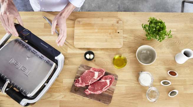 Auf der 600 Quadratzentimeter großen Grillfläche lassen sich bis zu vier Portionen gleichzeitig grillen.