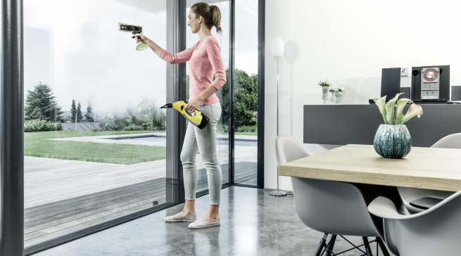 Mühelos von der Hand geht das fensterputzen mit einem Fenstersauger. Der WV 5 Premium Plus von Kärcher lässt Schlieren keine Chance. 