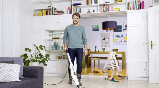 Ein wenig fehlt uns der Glaube, aber es stimmt: Das Putzen soll bei Menschen eine geradezu meditative Wirkung entfalten können. Foto: Kärcher