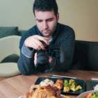 Vlogger Ümit Memisoglu kocht mit Leidenschaft und lässt andere auf TikTok in seinen 60-sekündigen Videos am Geschehen teilhaben.