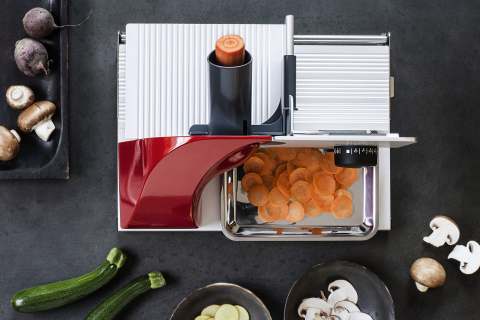 Der GRAEF MiniSlicer schneidet selbst kleinste Lebensmittel in hauchzarte Scheiben.