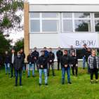 Auszubildende und Ausbilder der BSH Hausgeräte vor dem Gebäude der Technischen Ausbildung in Giengen.