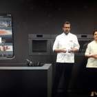 Tobias Wulfmeyer und Sophia Neuendorf zeigten, wie Miele mittels künstlicher Intelligenz das Kochen auf ein neues Level hebt.