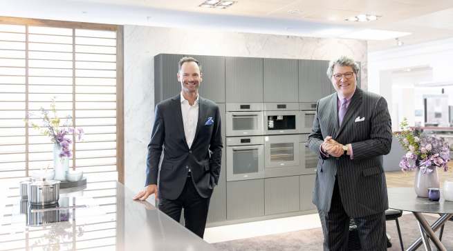 Sie präsentierten die Miele-Neuheiten auf der IFA Global Press Conference: Dr. Axel Kniehl (l.) und Dr. Reinhard Zinkann, Geschäftsführender Gesellschafter.