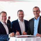 Da war Covid-19 noch weit weg: Im September 2019 besiegelten (v.l.): Benedict Kober (Euronics), Jens Heithecker (Messe Berlin) und Dr. Stefan Mülller (expert) die KOOP-Messe 2021.