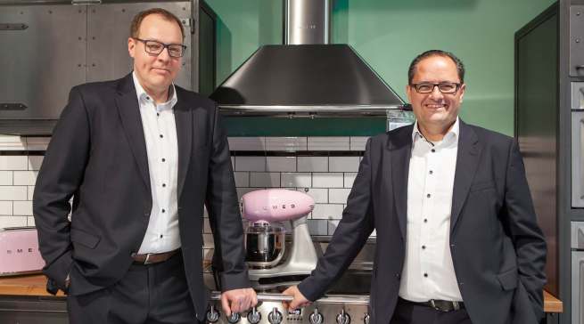 Karsten K. Schönfeld (Vertriebsleiter Küchen-/Möbelfachhandel) und Robert Tsanakaliotis (Vertriebsleiter Elektrofachhandel) verantworten den nun nach Kanälen strukturierten Vertrieb bei Smeg Deutschland.