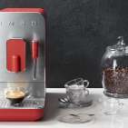 Smeg Kaffeevollautomat BCC02 mit Edelstahldüse für Wasserdampf.