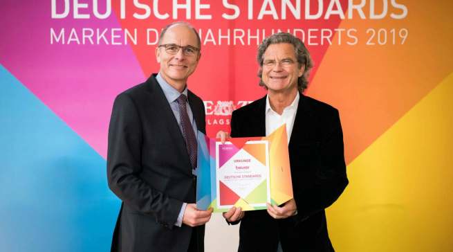 Im Rahmen der Buchpremiere „Deutsche Standards“ nahm Beurer Geschäftsführer Georg Walkenbach (l.) 2019 die Auszeichnung von Dr. Florian Langenscheidt entgegen. Foto: Andreas Henn