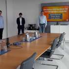 Gratulation (v.l.): Vorstand Frank Harder, Simon Meyer (Absolvent als Kaufmann im Groß- und Außenhandel), Luca Spreier (Absolvent als Kaufmann im Groß- und Außenhandel), Vorstand Gerd-Christian Hesse, Chiara Brietzke (Duale Studentin im Fach Business Administration), Vorstandsvorsitzender Dr. Stefan Müller und Ausbildungsleiter Tjerk Nolte.