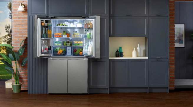 Passend zum Start präsentiert Samsung zwei neue Modellreihen aus dem Premium-Segment, die das Kühlgeräte-Portfolio vervollständigen. Unser Foto zeigt den RF9000, dessen Innenraum leicht an die individuellen Bedürfnisse angepasst werden kann. Ein echtes Premium-Erlebnis mit neuen Highlights wie einem innenliegenden zweifachen Wasserspender.