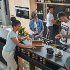 Ganz klar, es wird häufiger zu Hause gekocht. Neue Rezepte ausprobieren und gemeinsam schnippeln macht einfach Spaß. Fotos: AMK