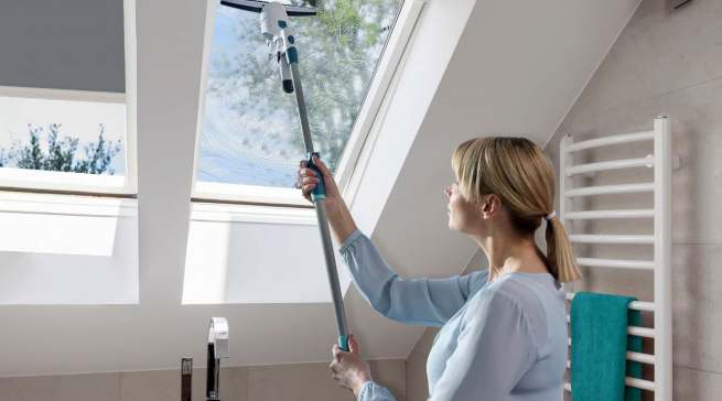 Gefahrloses Fensterputzen mit Click-Adapter von Leifheit.