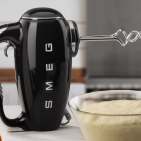 Smeg Handmixer HMF01 im Stil der 50er Jahre.