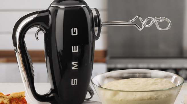 Smeg Handmixer HMF01 im Stil der 50er Jahre.