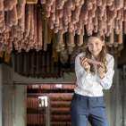„In Deutschland wird zwar nach wie vor auch sehr viel Fleisch und Wurst aus industrieller Fertigung verzehrt, aber das Fleischerhandwerk scheint tatsächlich eine Art „Revival“ zu erleben“, Katharina Koch.