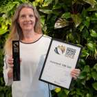 Beurer Marketing Leiterin Kerstin Glanzer zeigt stolz den Award für das Meeresklimagerät Maremed.
