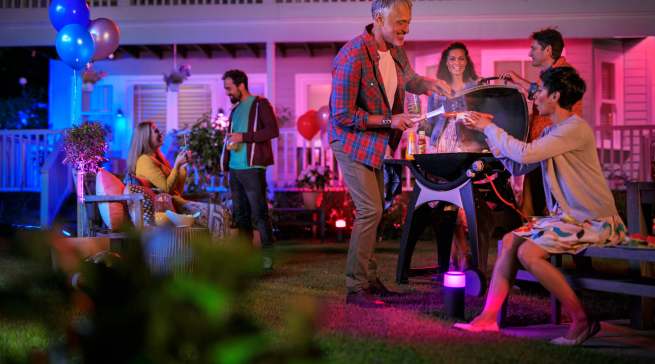 Die smarten Leuchten von Philips Hue tauchen den Garten in ein farbiges Lichterspiel. Foto: Philips Hue