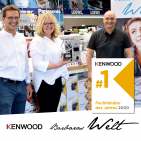 Erster Kenwood-Fachhändler des Jahres: Euronics XXL Frey & Diessl in Meitingen. Commercial Director Janosch Brengel (re) übergibt den Kenwood-Sonderpreis an Barbara und Christoph Diessl.
