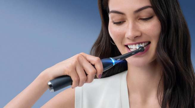 Die Oral-B iO hilft dabei, das Zahnfleisch vor zu viel Druck zu schützen.