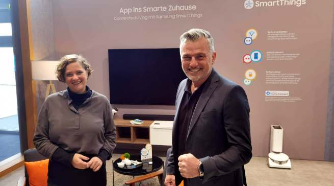 Fühlten sich im Smart Home von Samsung wie zu Hause: Diana Diefenbach (Head of Retail & Communication CE Home Appliances) und Martin Alof, Vertriebsleiter Küchen- und Möbelfachhandel bei Samsung Electronics.