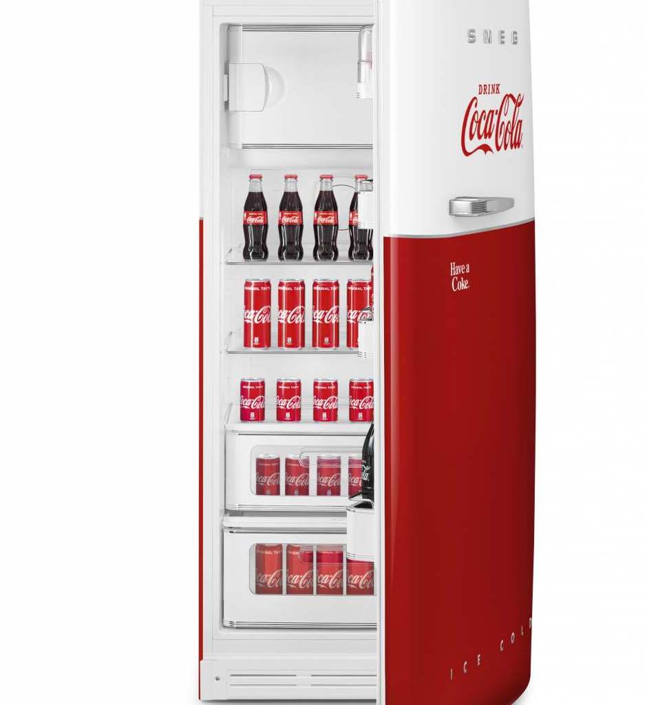 Hier trifft Kultdrink auf Kultdesign: Coca-Cola und Smeg präsentieren ein Sondermodell des beliebten Retro-Kühlschranks im Stil der 50er Jahre.