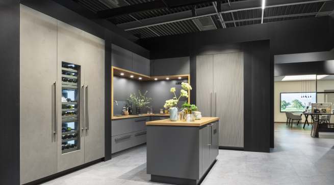 Neben der komplettierten Einbaugeräte-Serie gibt es in der Architekturwerkstatt in Löhne auch ein neues Gerät aus dem High-End-Segment der „Monolith“-Serie.