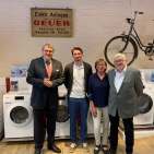 EP:Geuer hat eine große Verbundenheit zu Miele. Das Foto entstand vor einem alten Firmenschild aus den 1920er-Jahren im Ladenlokal in Frechen (v.l.): Dr. Reinhard Zinkann, Niklas Geuer und seine Eltern Helga und Wilhelm Wolfgang Geuer.