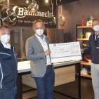 Benjamin Federle (Mitte) überreichte den Scheck über 375.000 Euro im Auftrag von Bauknecht und der Whirlpool Corporation an das DRK, vertreten durch Fabian Becker und Marc Gross.